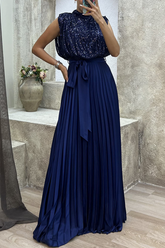 Elegante vestido de noche de cuello alto con lentejuelas lisas y pliegues en el frenillo.